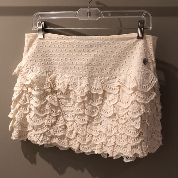 Ivory layered lace skirt. - Picture 4 of 8